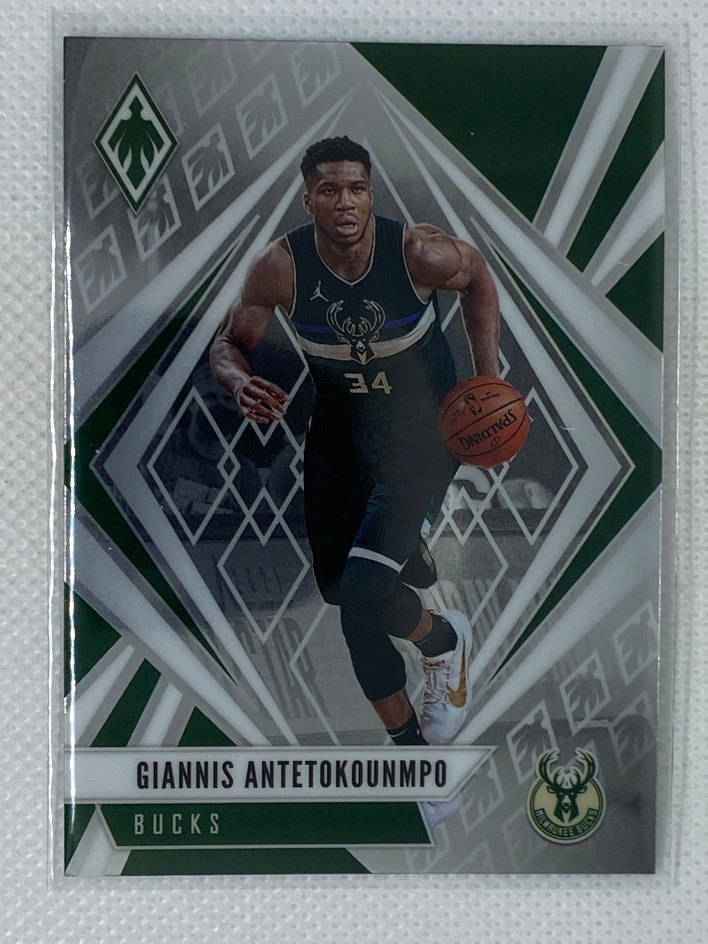 2020-21 Panini Chronicles Phoenix Giannis Antetokounmpo #574 Milwaukee Bucks